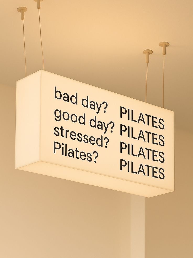 Enseigne lumineuse PILATES dans le studio